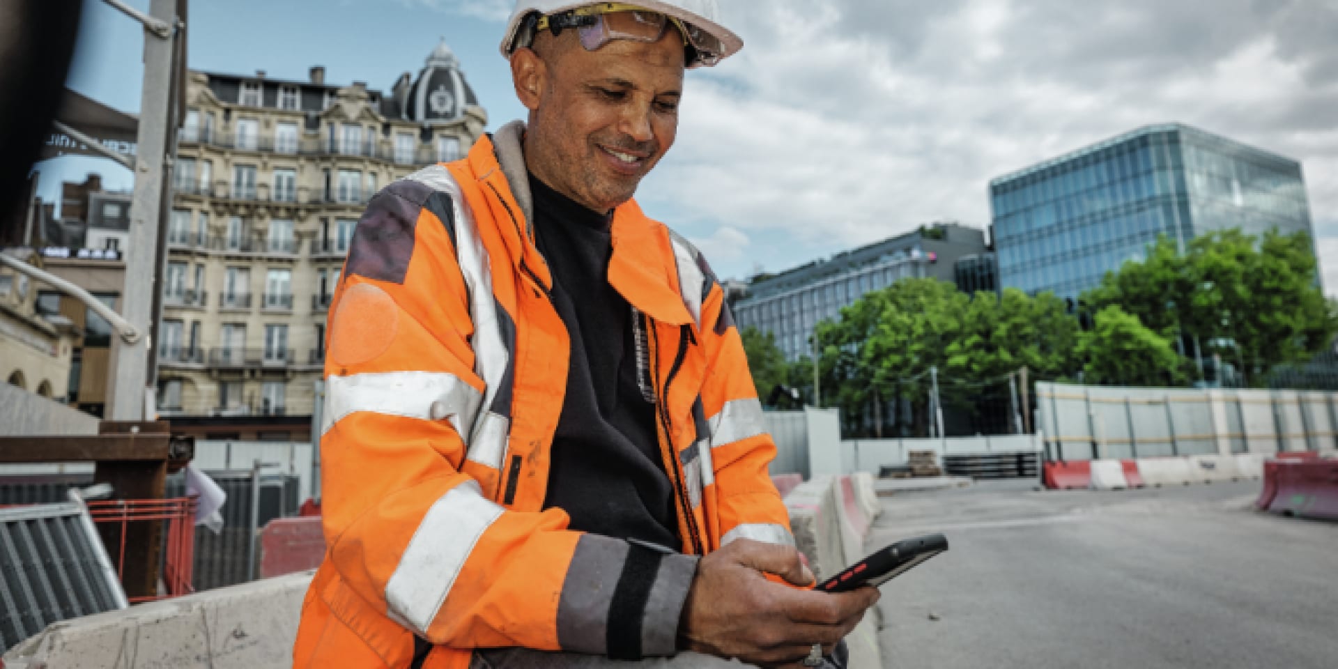 Customer using mobile to check Hilti Online